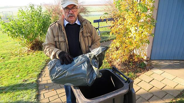 Flaschen kommen in den Glascontainer, der Restm&uuml;ll geht bei Joachim Drescher in die (graue) Tonne. Foto: Monika Sch&uuml;tz