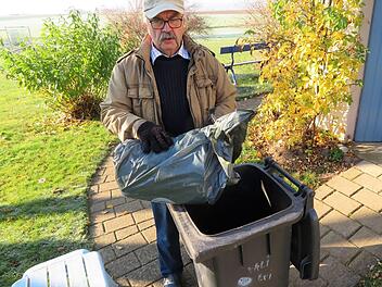 Flaschen kommen in den Glascontainer, der Restmüll geht bei Joachim Drescher in die (graue) Tonne. Foto: Monika Schütz