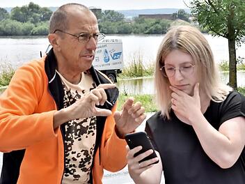 Kreisbrandrat a. D. Herbert Wettschurek erklärt einer verzweifelten Autofahrerin aus Nordrhein-Westfalen, wie sie zur Autobahnauffahrt Schlüsselfeld kommt.