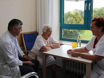 Chefarzt Dieter Höger und Stationsleiterin Luitgard Heller (rechts) mit einer Patientin auf der neuen Geriatrie-Station  Foto:  Barbara Herbst