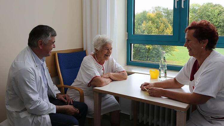 Chefarzt Dieter Höger und Stationsleiterin Luitgard Heller (rechts) mit einer Patientin auf der neuen Geriatrie-Station  Foto:  Barbara Herbst
