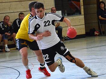 Markus Hentschke setzte sich in dieser Szene mit Tempo gegen einen Sulzbacher durch und steuerte drei Treffer zum Sieg der Turnerschaft Herzogenaurach bei. Fotos: herzopress