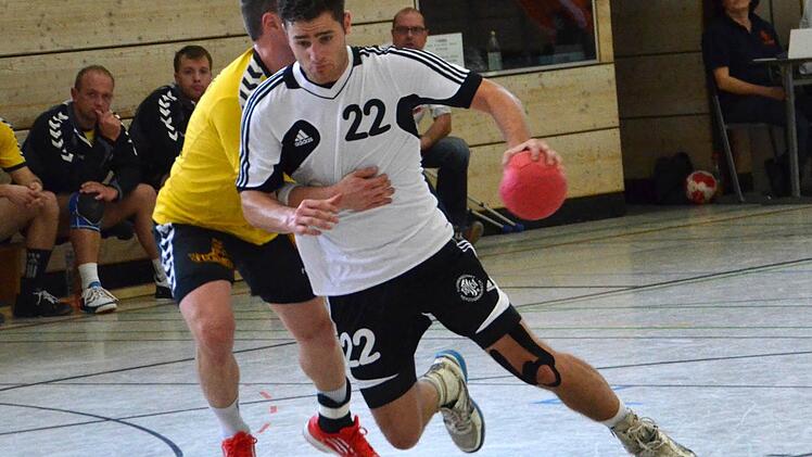 Markus Hentschke setzte sich in dieser Szene mit Tempo gegen einen Sulzbacher durch und steuerte drei Treffer zum Sieg der Turnerschaft Herzogenaurach bei. Fotos: herzopress