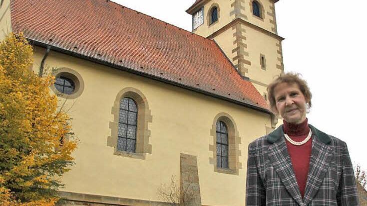 Lucia Langer vor der evangelischen Kirche in Schwürbitz, aufgenommen vom Pfarrgarten aus. Die Pfarrerin wird im November eine neue Stelle in Unterfranken antreten. Foto: Ramona Popp