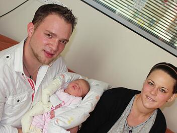 Andreas Haberberger und Barbara Neuner sind Eltern geworden. Mia war bei ihrer Geburt 3230 Gramm schwer. Fotos: Friedrich