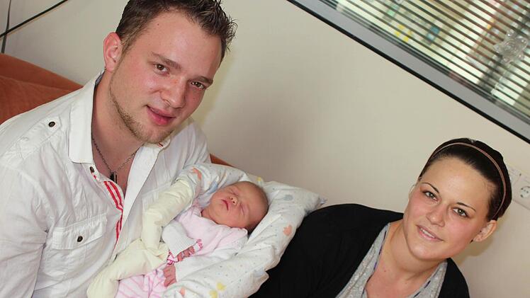 Andreas Haberberger und Barbara Neuner sind Eltern geworden. Mia war bei ihrer Geburt 3230 Gramm schwer. Fotos: Friedrich