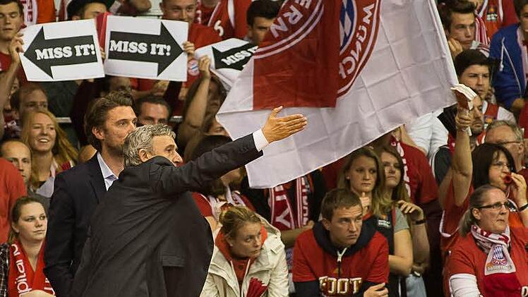 Svetislav Pesic schimpft bei seinem Sohn Marko Pesic ?ber eine Schiedsrichterentscheidung. Foto: Tobias Köpplinger