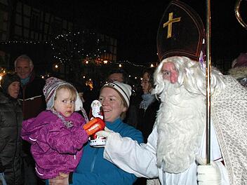 Den jüngsten Besuchern war der Auftritt des Nikolaus (Günther Dünisch) nicht so geheuer. Aber ein Schoko-Nikolaus war der Lohn für den Mut, sich mit dem Nikolaus zu unterhalten.  Foto: Bettina Knauth