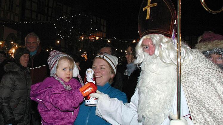Den jüngsten Besuchern war der Auftritt des Nikolaus (Günther Dünisch) nicht so geheuer. Aber ein Schoko-Nikolaus war der Lohn für den Mut, sich mit dem Nikolaus zu unterhalten.  Foto: Bettina Knauth