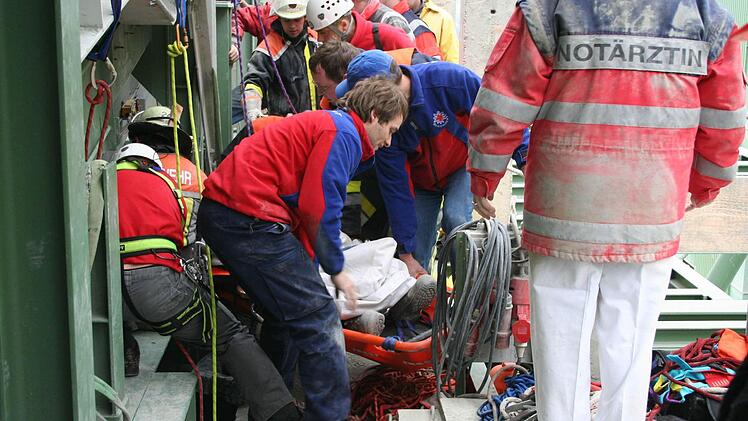 Die Kulmbacher Bergwacht rettet einen Verletzten aus einem Silo bei Stadtsteinach; vorne, Mitte: Bereitschaftsarzt Nico Petterich, der leitender Arzt bei der Rettung des verletzten Höhlenforschers aus der Riesending-Höhle gewesen ist.