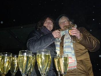 Ein Prosit auf das neue Jahr und die spendable Steigerwald-Gemeinde Ebrach: Die Bürger stoßen mit "Kommunalsekt" an. Foto: Konrad Götz