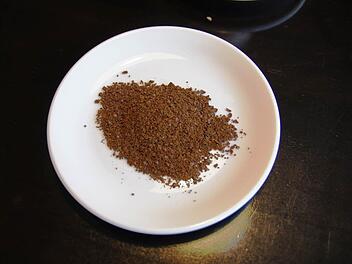 Das gemahlene Pulver des Lupinenkaffees ist etwas gr&ouml;ber als bei normalem Bohnenkaffee. Foto: Silvia Eidel