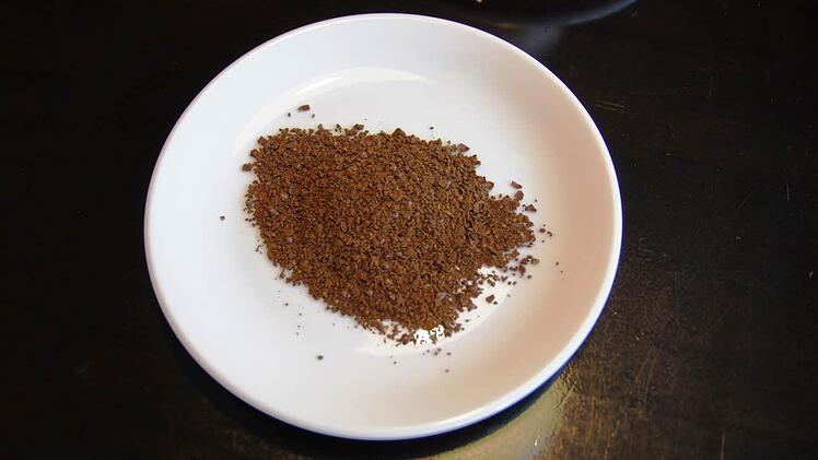 Das gemahlene Pulver des Lupinenkaffees ist etwas gr&ouml;ber als bei normalem Bohnenkaffee. Foto: Silvia Eidel