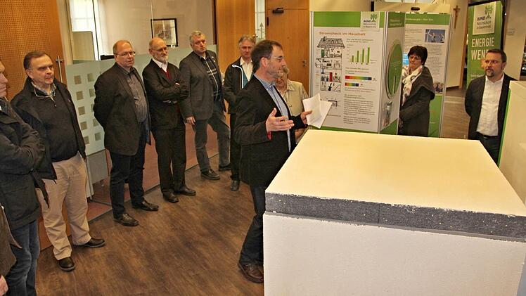 Wie viele Liter Wasser entstehen bis zum 25. Februar aus einem 45 Liter Eisblock, der in einer stark gedämmten Truhe ist. Wer richtig rät, bekommt einen Preis erklärt Harald Amon (Mitte). Foto: Helmut Will