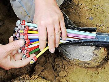 Kleine Leitungen - große Wirkung; Die Gemeinde Guttenberg wird bald ans Glasfasernetz angeschlossen.  Symbolfoto: Peter Kneffel/dpa