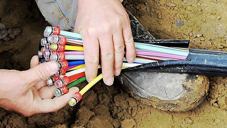 Kleine Leitungen - große Wirkung; Die Gemeinde Guttenberg wird bald ans Glasfasernetz angeschlossen.  Symbolfoto: Peter Kneffel/dpa