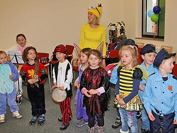 Die Sonnenkinder der Kindertagesstätte Poppenlauer stürmen das Rathaus in Maßbach. Foto: Dieter Britz