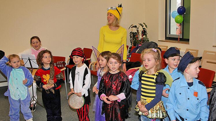 Die Sonnenkinder der Kindertagesstätte Poppenlauer stürmen das Rathaus in Maßbach. Foto: Dieter Britz