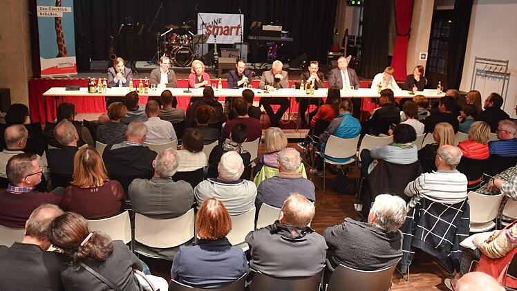 Aufmerksam lauschen die Zuhörer der Runde, von links: Michael Meister (AfD), Christian Enz (FW), Alexandra Hiersemann (SPD), Christian Bauriedel und Andreas Dorsch (FT-Redakteure),   Boulent Ekrem (FDP), Walter Nussel (CSU), Lukas Eitel (Die Linke), Astrid Marschall (Die Grünen). Fotos: Ronald Rinklef