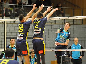 David Baden (rechts) gehört wie sein Bruder Lukas zu den Talenten, die in den Zweitliga-Kader der Hammelburg Volleys drängen. Für eine gute Ausbildung sorgt mit Klaus Baden (im Hintergrund) der Vater des 18-Jährigen. Foto: ssp