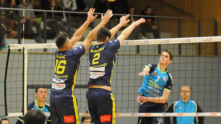 David Baden (rechts) gehört wie sein Bruder Lukas zu den Talenten, die in den Zweitliga-Kader der Hammelburg Volleys drängen. Für eine gute Ausbildung sorgt mit Klaus Baden (im Hintergrund) der Vater des 18-Jährigen. Foto: ssp