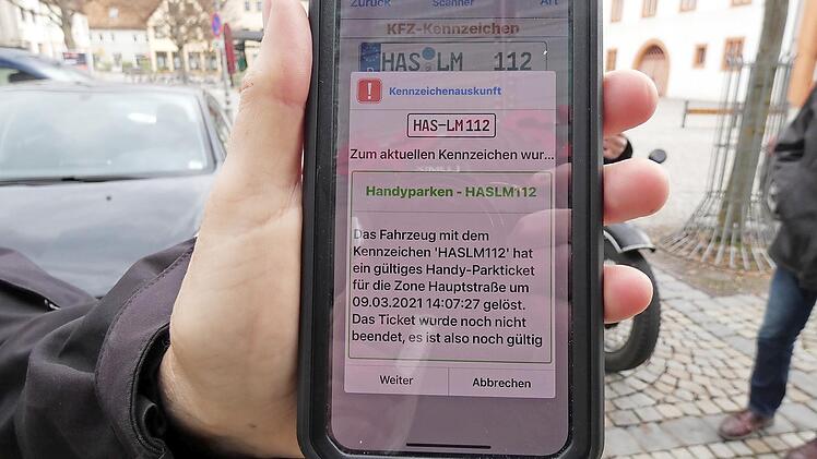 Auf der App der Verkehrsüberwachung wird in Echtzeit angezeigt, ob für ein Fahrzeug ein digitaler Parkschein gelöst wurde und ob dieser noch gültig ist.