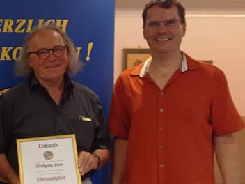 Ehrenmitglied Wolfgang Russ (links) wurde zum Ehrenmitglied ernannt. Vorsitzender Sven Steinbach gratuliert.