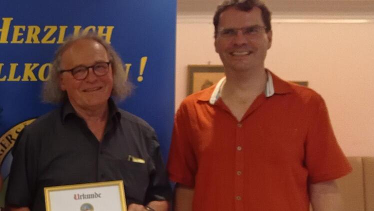 Ehrenmitglied Wolfgang Russ (links) wurde zum Ehrenmitglied ernannt. Vorsitzender Sven Steinbach gratuliert.