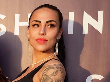 Elena Miras sitzt aktuell in Abu Dhabi fest.