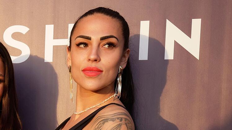 Elena Miras sitzt aktuell in Abu Dhabi fest.