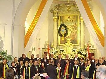 Sängergruß in Schwarz-Rot-Gold: der Chor in der katholischen Kirche von Rödelsee.  Foto: privat