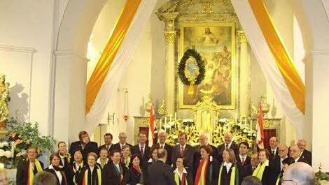 Sängergruß in Schwarz-Rot-Gold: der Chor in der katholischen Kirche von Rödelsee.  Foto: privat