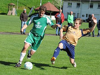 Den entscheidenden Schritt schneller: der Garitzer Stefan Glöckler (links) im Duell mit Riedenbergs Max Schultheiß. Foto: Hopf