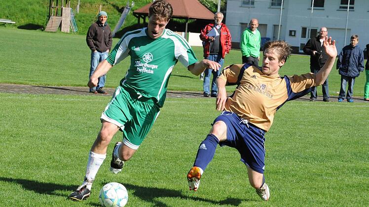 Den entscheidenden Schritt schneller: der Garitzer Stefan Glöckler (links) im Duell mit Riedenbergs Max Schultheiß. Foto: Hopf
