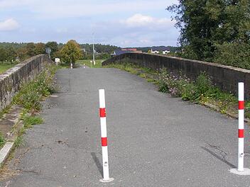 Momentan ist die Brücke zwischen Weppersdorf und Lauf nicht befahrbar - und wird es voraussichtlich bis mindestens 2015 auch bleiben. Fotos: Mona Lisa Eigenfeld