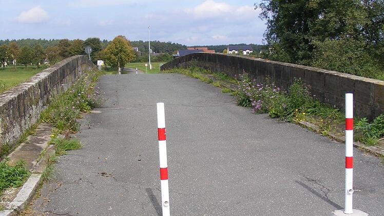 Momentan ist die Brücke zwischen Weppersdorf und Lauf nicht befahrbar - und wird es voraussichtlich bis mindestens 2015 auch bleiben. Fotos: Mona Lisa Eigenfeld