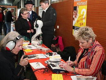 Besucher konnten einen kostenlosen Hörtest machen.  Fotos: Evi Seeger