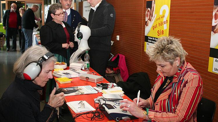 Besucher konnten einen kostenlosen Hörtest machen.  Fotos: Evi Seeger