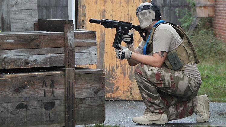 Martialisches Auftreten und Militäruniformen gehören für viele Airsoft-Spieler dazu.