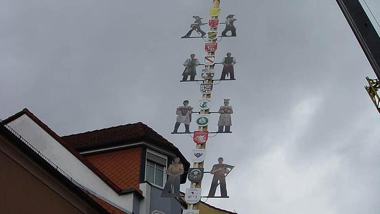 Die neuen Figuren des Bad Brückenauer Zunftbaums. Foto: Brigitta Kempe-Wolf