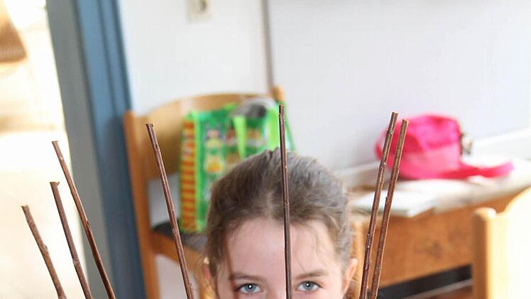 Nach einer Reihe bunter Drahtperlen geht es mit Flechtwerk weiter.