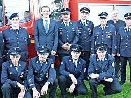 Vor dem neu erworbenen Fahrzeug posieren der Löschzug Weißenbrunn und die Ehrengäste.  Foto: Lothar Weidner