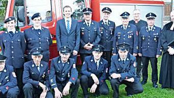 Vor dem neu erworbenen Fahrzeug posieren der Löschzug Weißenbrunn und die Ehrengäste.  Foto: Lothar Weidner