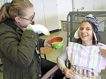 Experimentieren erlaubt - vor allem die Schülerinnen hatten einen Riesen-Spaß beim Anrühren und Auftragen von Karotten- und Gurkenmasken. Fotos: Sonja Adam