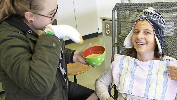 Experimentieren erlaubt - vor allem die Schülerinnen hatten einen Riesen-Spaß beim Anrühren und Auftragen von Karotten- und Gurkenmasken. Fotos: Sonja Adam