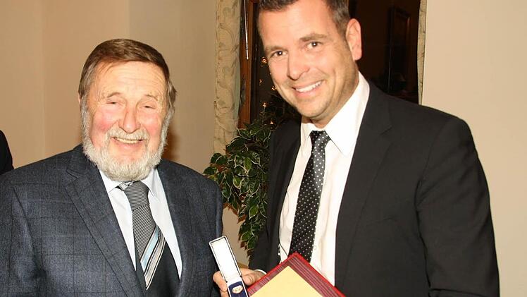 Heinz Pfeffermann erhält die Bürgermedaille aus den Händen von Anton Schick jun. (rechts). Foto: Paul Ziegler