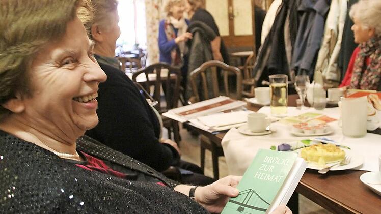 Das Liederbuch ist für Ingrid Flügel eine "Brücke zur Heimat".