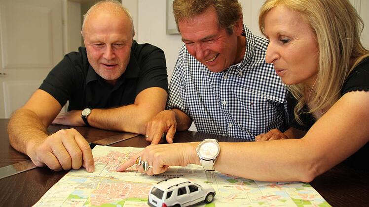 Gerald Brehm, Herbert Fiederling und Sandra Schuster (von links) freuen sich schon auf den neuen Cityflitzer. Er soll Senioren in Höchstadt und den Ortsteilen zuhause abholen und in die Innenstadt fahren. Foto: Sabine Memmel