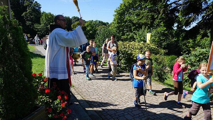 Die Teilnehmer der Kinderwallfahrt werden begrüßt.  Foto: Marion Eckert