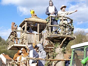 Aufwendig gestaltete Wagen gehören zum Rosenmontagszug in Aura dazu. Fotos: Winfried Ehling
